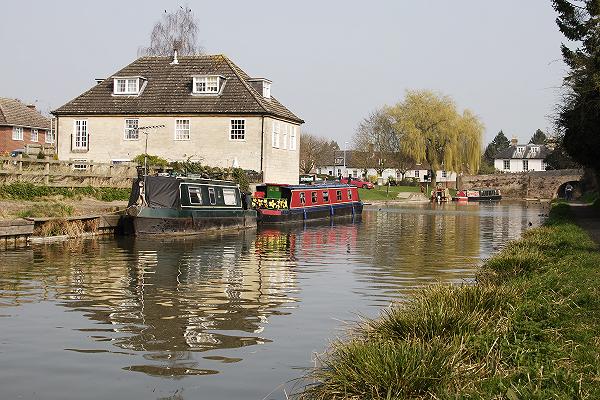 Narrowboats on the kennet and avon canal at hungerford